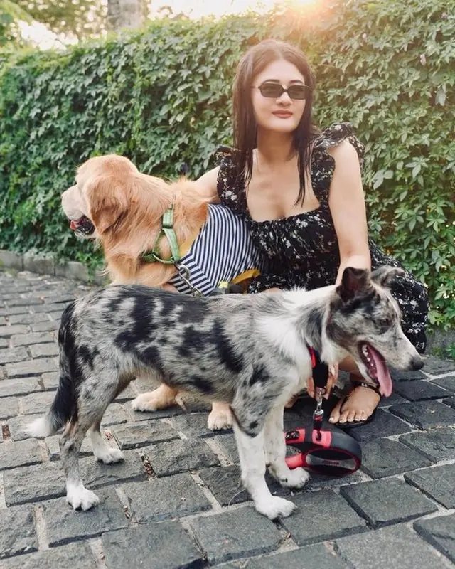 Sarika Bisht, Tasty Tails pet nutritionist, with two happy dogs